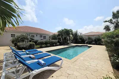 New Stunning Villa with Tropical Garden, 3 bed-2 bath minutes to Palm Beach