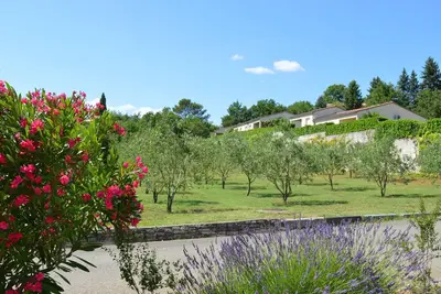 Image de maison proche du village de vallon pont d'arc et de la rivière ardèche