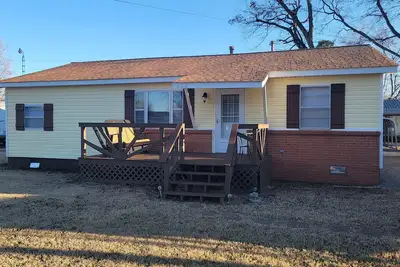 Image de Sunkist beach house. Lake side house 3 bedroom house