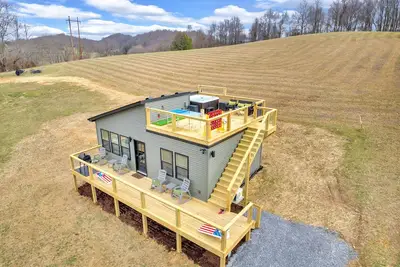 Image de Bungalow \/Hot tub \/ping pong \/Putt putt \/corn hole \/Jenga \/connect 4\/Checkers