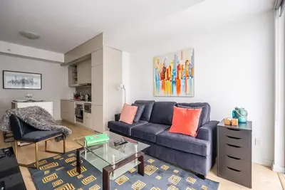 Image de 101 Peter St 1901 · Trendy 1br Executive Style Suite - Sleeps 3!