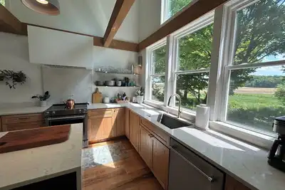 Image de 10 min to Beach! Spacious Designer Farmhouse in Mi Wine Country, fenced-in yard