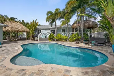 Image de Upscale beach cottage with tropical backyard and detached guest house.