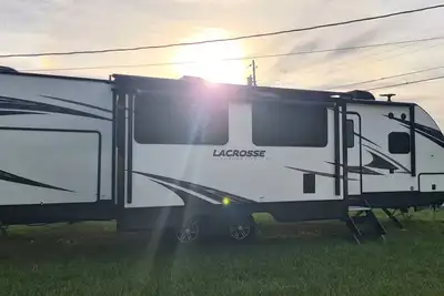 Image de A 38-Ft Long Luxury Lacrosse Comfortable Camper