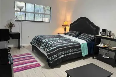 Image de Private Entrance-Room w bath & kitchenette