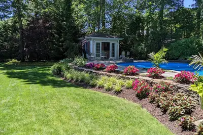 Image de Southampton getaway perfection w heated saltwater pool - minutes to the beach!