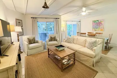 Image de The Olive Shell- condo steps to the beach