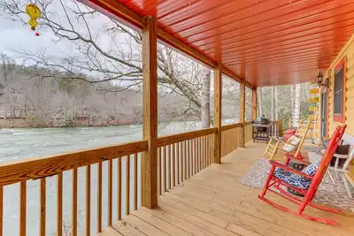 Image de 'Toccoa Waterfront Hideaway:' Hot Tub & Fire Pit!