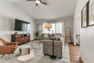 Image de 5 Bed 2 Bath\/Modern Large Home