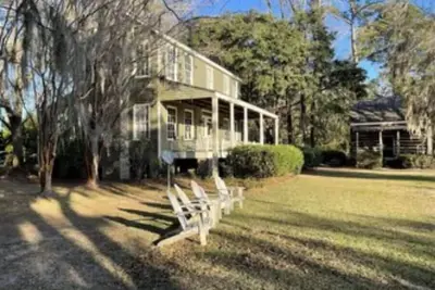 Image de Toogoodoo River Farmhouse \nSits high  on a bluff on the Toogoodoo River.