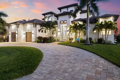 Image de Located southwest Cape Coral directly at river, southern exposure. Sun all day.