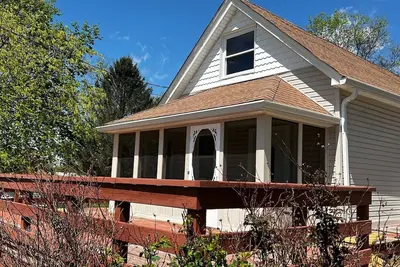 Image de Cozy home located close to Louisville that features 2 separate living areas.