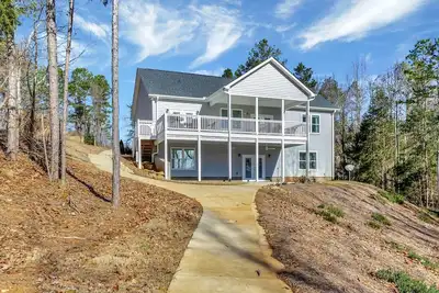 Image de Waterfront Lake Hartwell home with dock in place! 30 min to Clemson