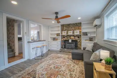 Image de Coastal Cottage Retreat: Hot Tub, King Bed, Coffee Bar
