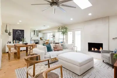 Image de Fireplace, Fire Pit, Turf Backyard | Central Atx