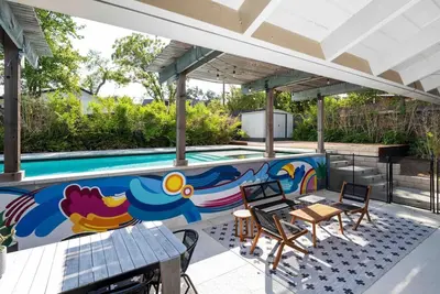 Image de SoCo Oasis| Heated Pool & Hot Tub| Sleeps 8