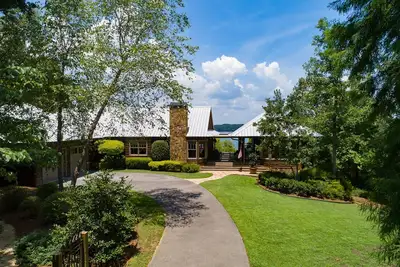 Image de Luxurious Smith Lake home, \"Sky Cabin\", situated on 8 Acres with amazing views!