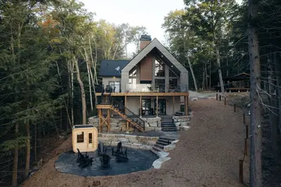 Image de New Lakeside Chalet with Sauna