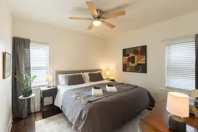 Image de Live like a local in the historical Detroit Shoreway, right at the Gordon Square