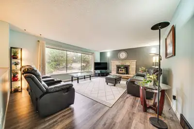 Image de 12 Mi to Dtwn Seattle! Spacious Home w/ Backyard