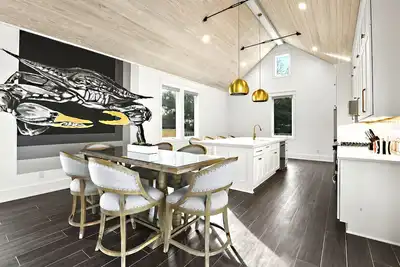 Image de The Luxe on Main is an Ultra-Modern, Trendy New Construction in Downtown Bsl.
