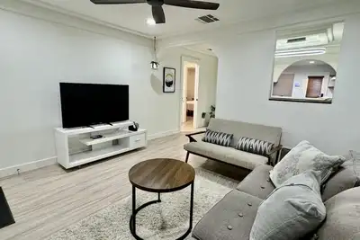Image de Entire Los Angeles home. Prime location near Kia Forum, SoFi Stadium, Lax!