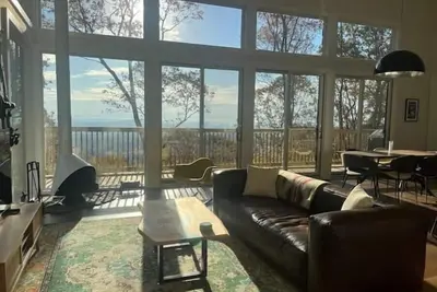 Image de Modern Sunny Home w\/ Vast Views