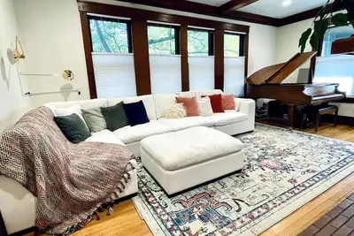 Image de Downtown Renovated Beauty\n\n