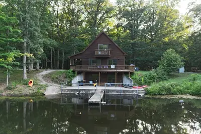 Image de Walk Me Out in the “Morning Dew”. Secluded A-Frame Cabin on Pond with  3 decks