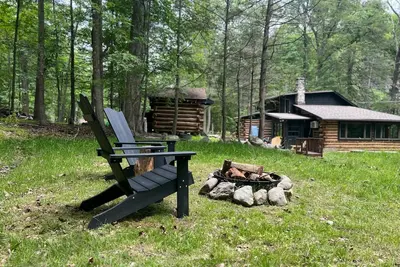 Image de Cozy Chic Creekside Log Cabin