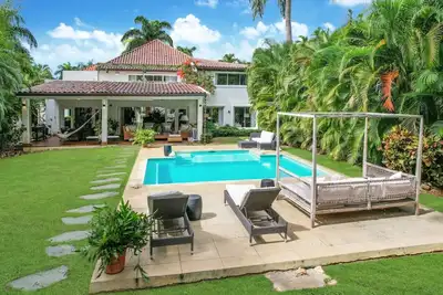 Image de Caralva 172: Tranquil villa w/ pool, lush garden, housekeeper, and golf cart