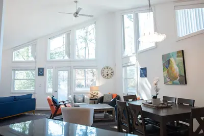 Image de Contemporary coastal retreat nearby Falmouth beaches! w/ spacious living area