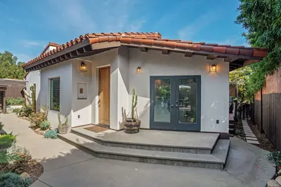 Image de Modern Casita with 14ft vaulted ceilings, wide open living spaces. . 5mi to beach
