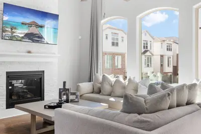 Image de Luxury 3-Story Galleria Home