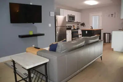 Image de Centrally located renovated home At&T, Rangers Stadiums, SixFlags and Water Park