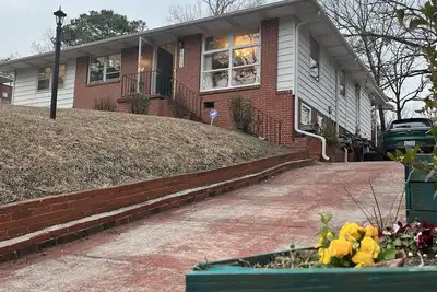 Image de Spacious home near downtown