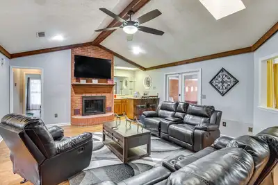 Image de Pool + Gameroom: Family Fun Retreat in Hinesville!