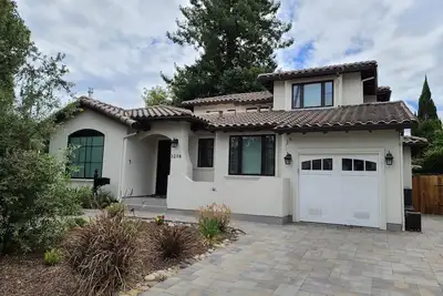 Image de Newer home with 5 bedroom 3. 5 bath, by Stanford & Palo Alto