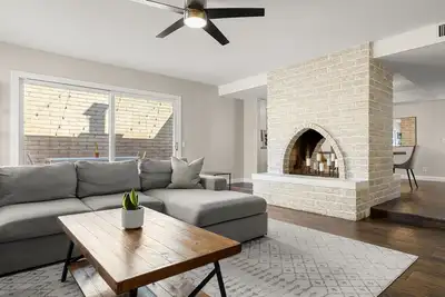 Image de Charming patio home w/ community pool, Wfh setups, 10 min walk to Old Town!