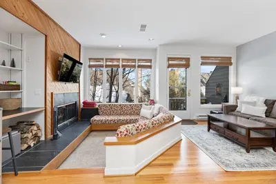 Image de 3 min drive to slopes and hiking right in the neighborhood! Sleeps 8!