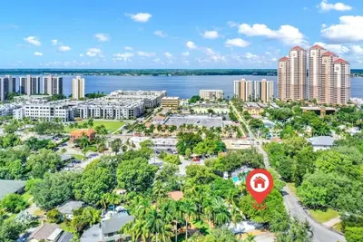 Image de Slice of Paradise: Tropical Studio in Downtown Historical River District