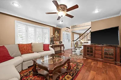 Image de Sonia's Place- a captivating two-story colonial of elegance and sophistication