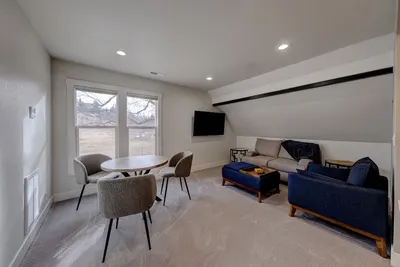 Image de Cozy, upstairs, fully remodeled 1-bedroom apartment. With Ac and WiFi
