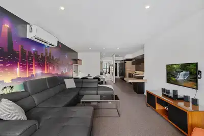 Image de Discover urban bliss in our 1-bedroom apartment! City views and cultural gems.
