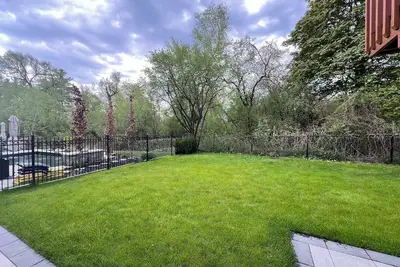 Image de Cozy, brand-new, 2 bedroom walkout apt, free parking