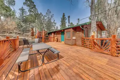 Image de Ruidoso Cabin w/ Deck ~ 1 Mi to Midtown!
