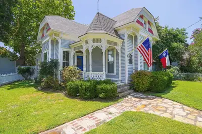 Image de Granbury Home w/ Fire Pit, Walk to The Square!