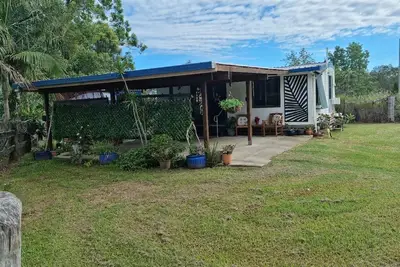 Image de Cosy 2 bedroom cabin, with private fully fenced yard and alfresco area.