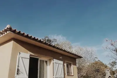 Image de Petite maison avec jardin, emplacement stratégique!