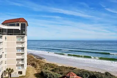 Image de Newly renovated two bedroom, oceanfront condo